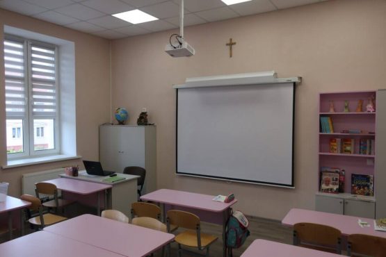 Установили два дополнительных проектора и экраны