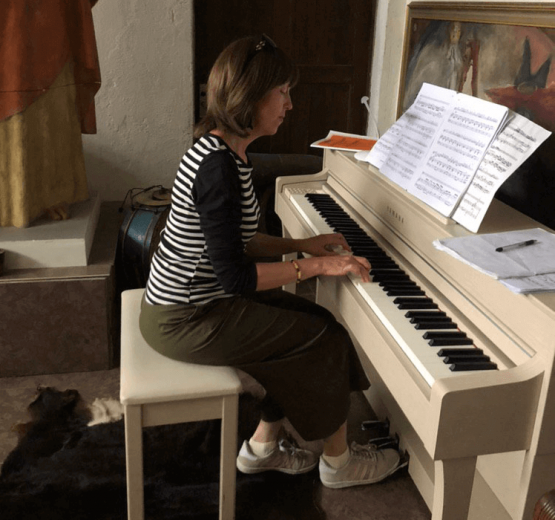 “Видеть талантливое и красивое в разных эпохах и направлениях”. Разговор с преподавателем рисования Ларисой Царевой