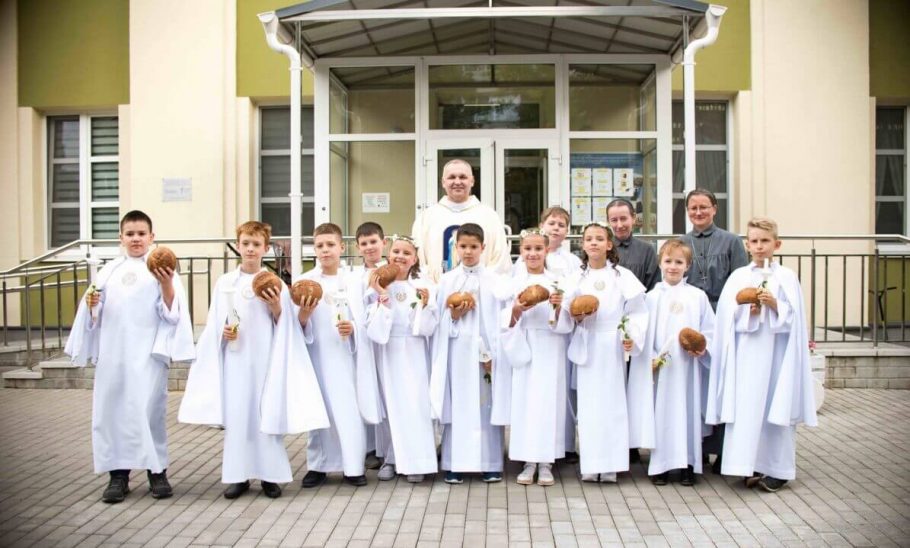 Children from the Mission received the first Communion