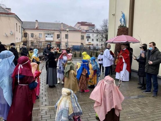 Дзеці арганізавалі працэсію на Вербную нядзелю
