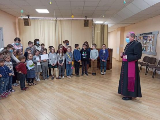 Дзеці павіншавалі біскупа Юрыя Касабуцкага з імянінамі