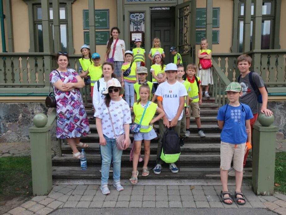 Children at the camp visited Loshytski manor-park complex