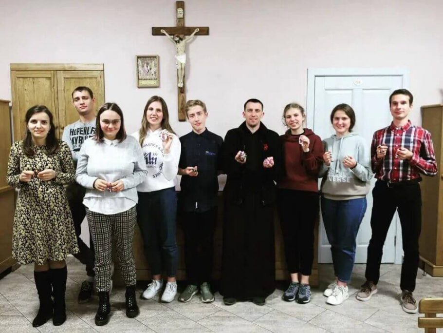 Молодежь Кафедрального костела организовала розарийную мастерскую в Миссии
