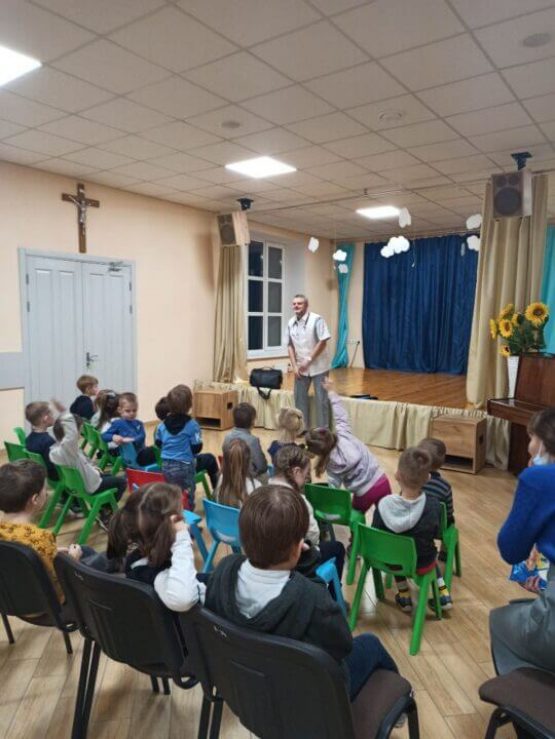 Dziecięcy intensywista Andrzej Wituszka poprowadził spotkanie dla dzieci