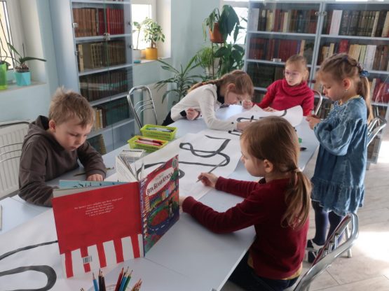 W bibliotece Misji dzieci przeczytały książkę Wita Biełaja Kreska (Wita Biała Kreska)