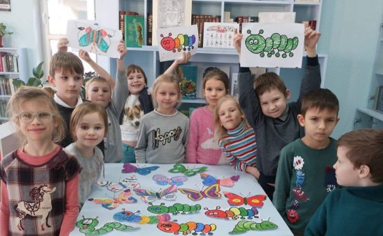 W bibliotece czytaliśmy książkę Sad z matylkami (Ogród z motylami) Tamary Bunty