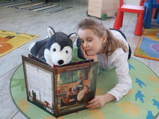 Dzieci z Misji czytają książki szwedzkich pisarzy