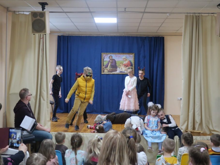 Dzieci przygotowały spektakl na podstawie utworów Karatkiewicza