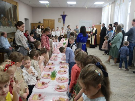 Arcybiskup Tadeusz pobłogosławił pokarmy wielkanocne w Misji