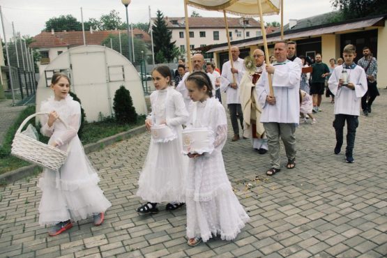 Шествие Тела Христова вокруг здания Миссии