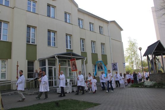 Воскресный крестный ход вокруг Миссии