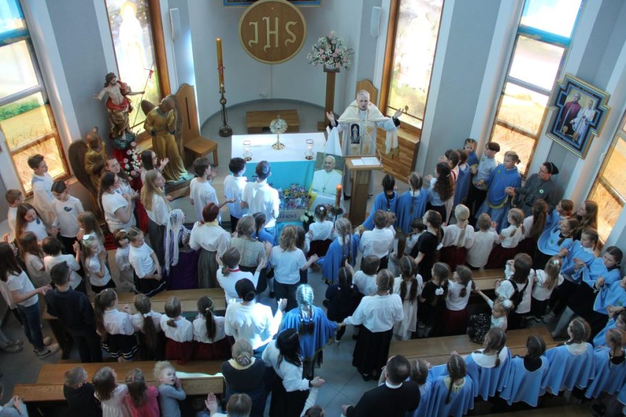 У дзень пахавання дзеці Беларусі маліліся за святой памяці Папу Францішка