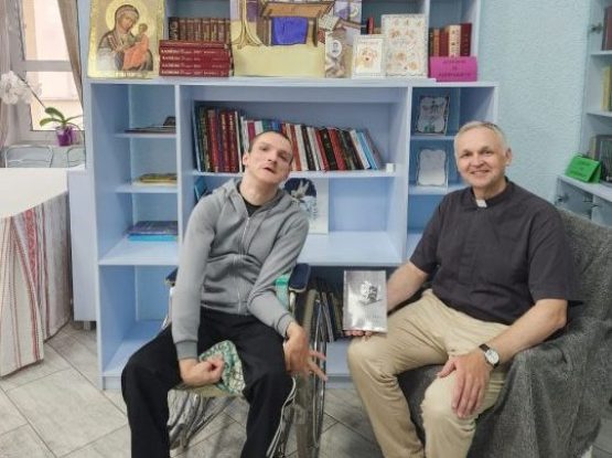 Миссию посетил писатель из Лиды Максим Бацкалевич.